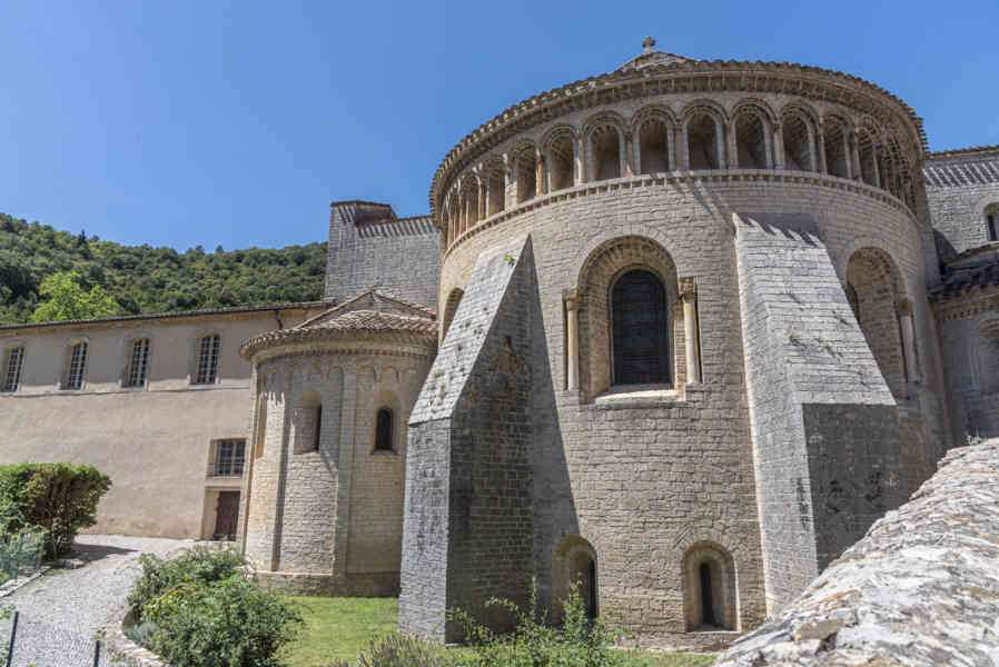 Francia - Saint-Guilhem-le-Désert 007 - abadía de Gellone.jpg